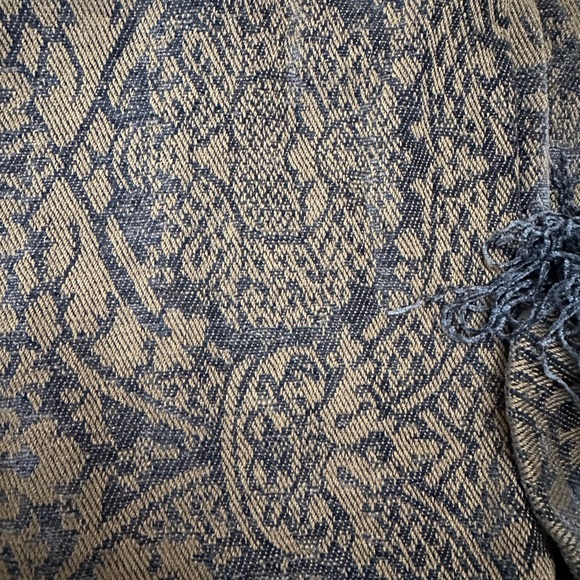 Chenille-esque Throw with Jacquard Look Pattern - Picture 2 of 3